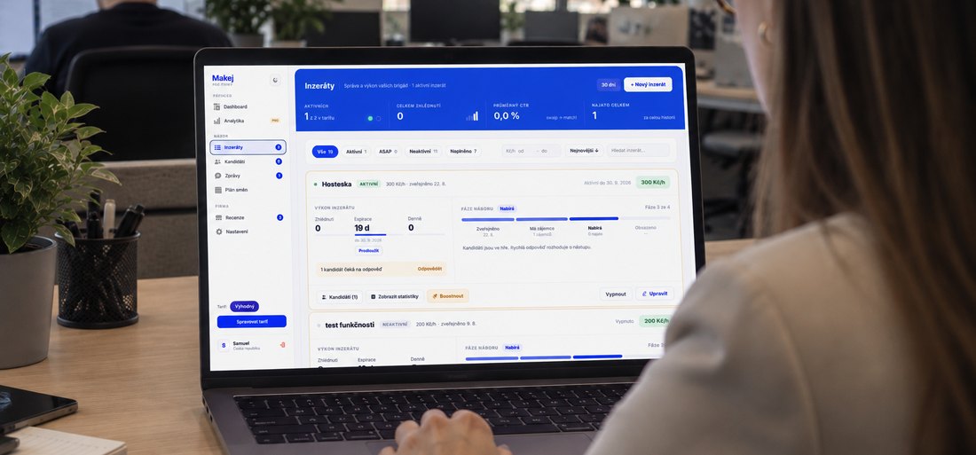 Firemní dashboard Makej na notebooku — přehled inzerátů