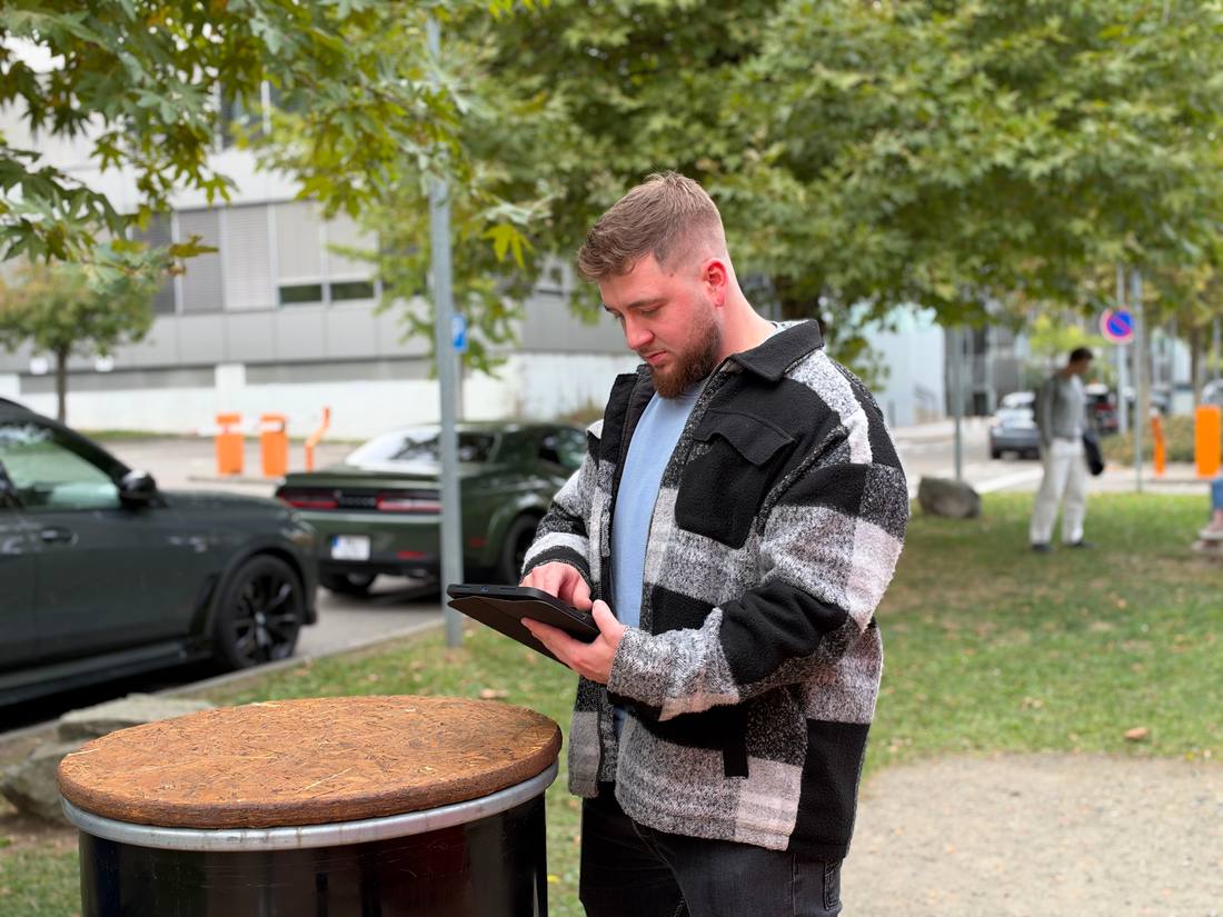 Zástupce firmy zakládá inzerát na tabletu