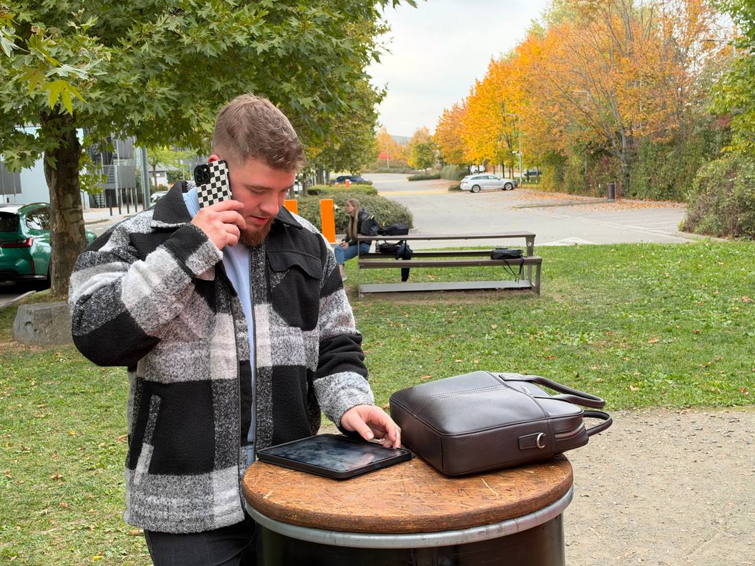 Zástupce firmy telefonuje a prochází kandidáty na tabletu